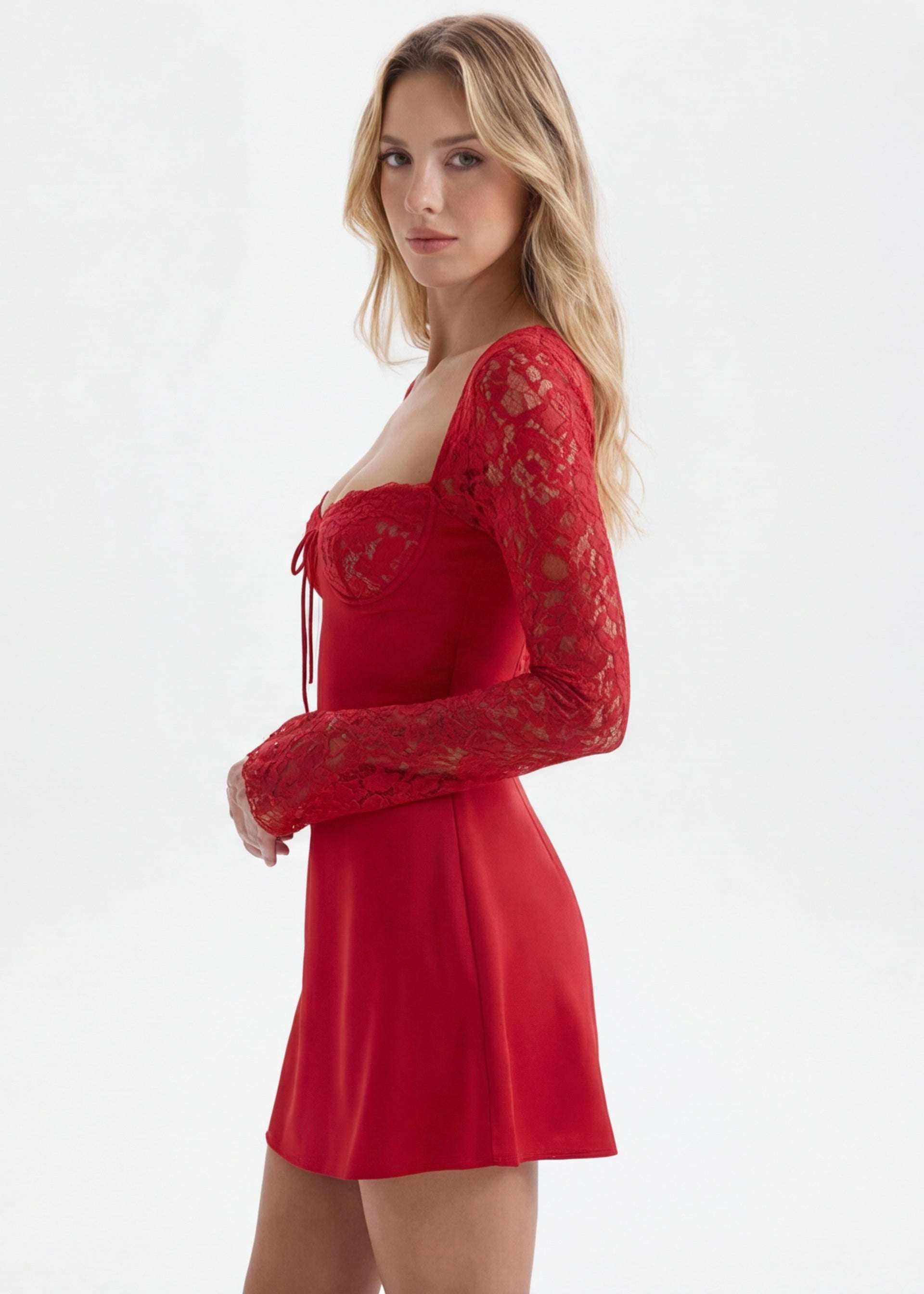 VESTIDO MINI SATINADO CON MANGAS DE ENCAJE