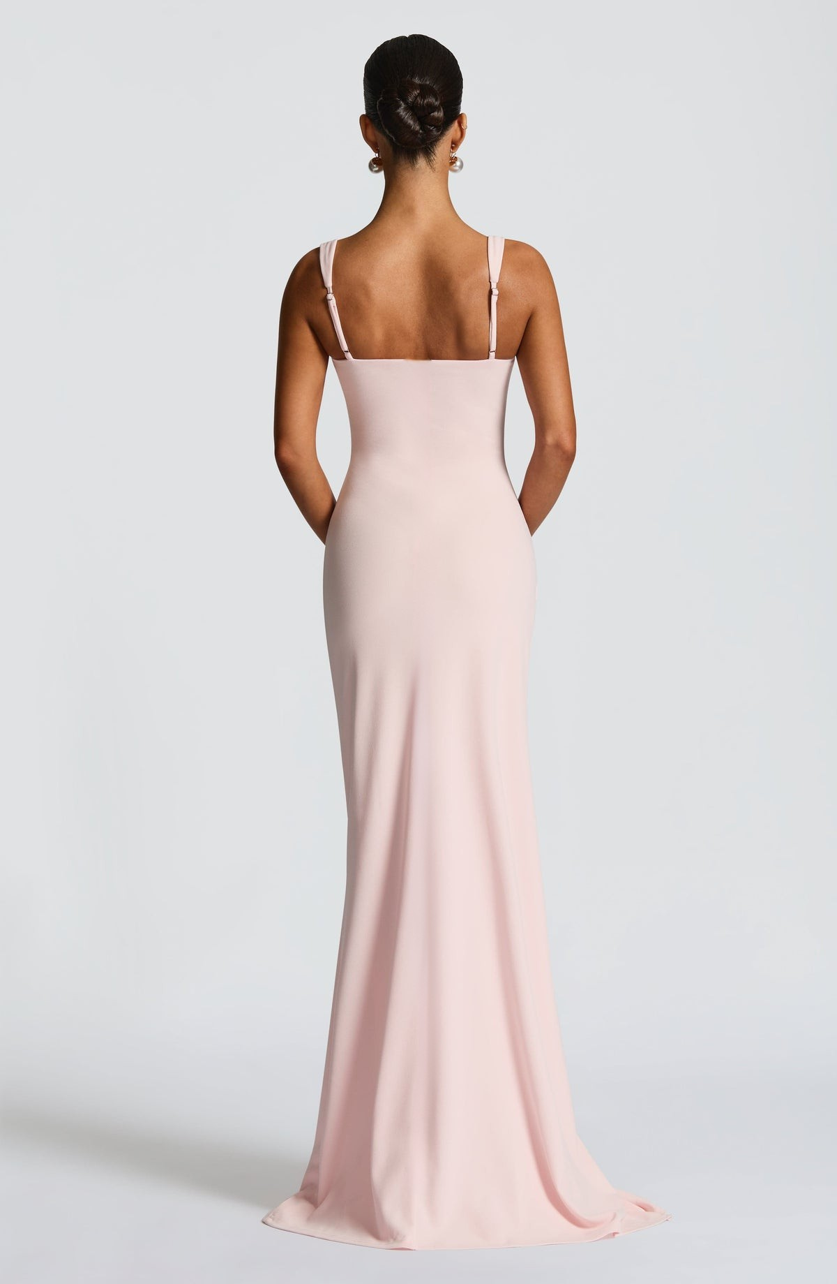 VESTIDO LARGO SATINADO CON ESCOTE CUADRADO Y ABERTURA