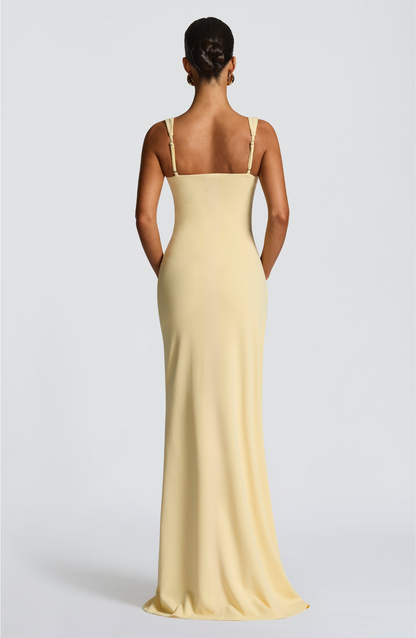 VESTIDO LARGO SATINADO CON ESCOTE CUADRADO Y ABERTURA