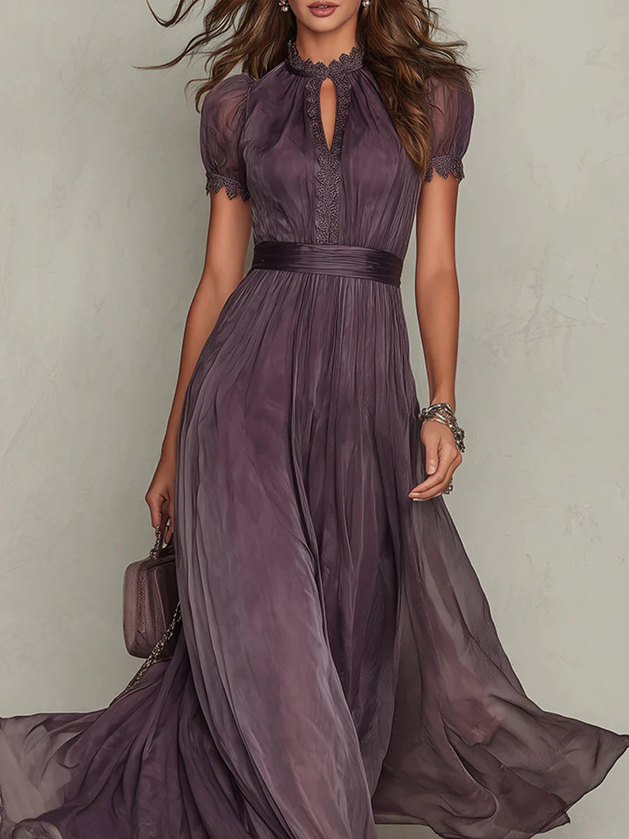 Vestido largo de gasa morado con escote en forma de ojo de cerradura y ribete de encaje.