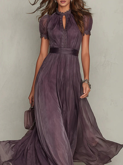 Vestido largo de gasa morado con escote en forma de ojo de cerradura y ribete de encaje.