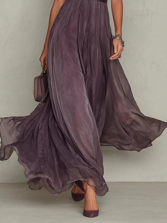 Vestido largo de gasa morado con escote en forma de ojo de cerradura y ribete de encaje.