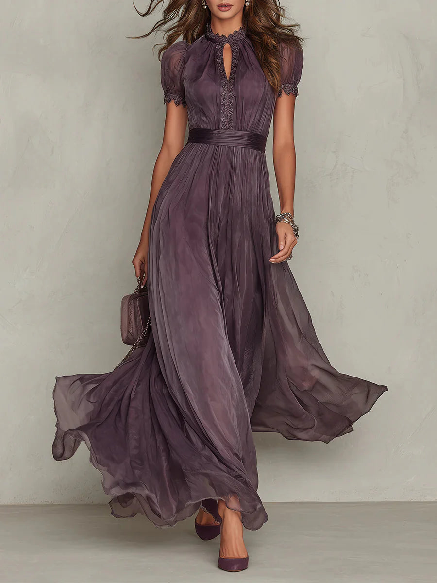 Vestido largo de gasa morado con escote en forma de ojo de cerradura y ribete de encaje.
