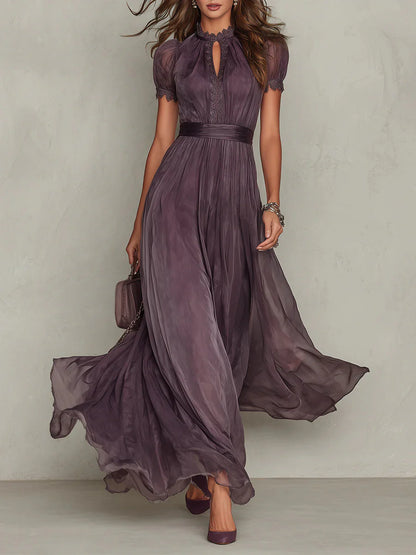 Vestido largo de gasa morado con escote en forma de ojo de cerradura y ribete de encaje.