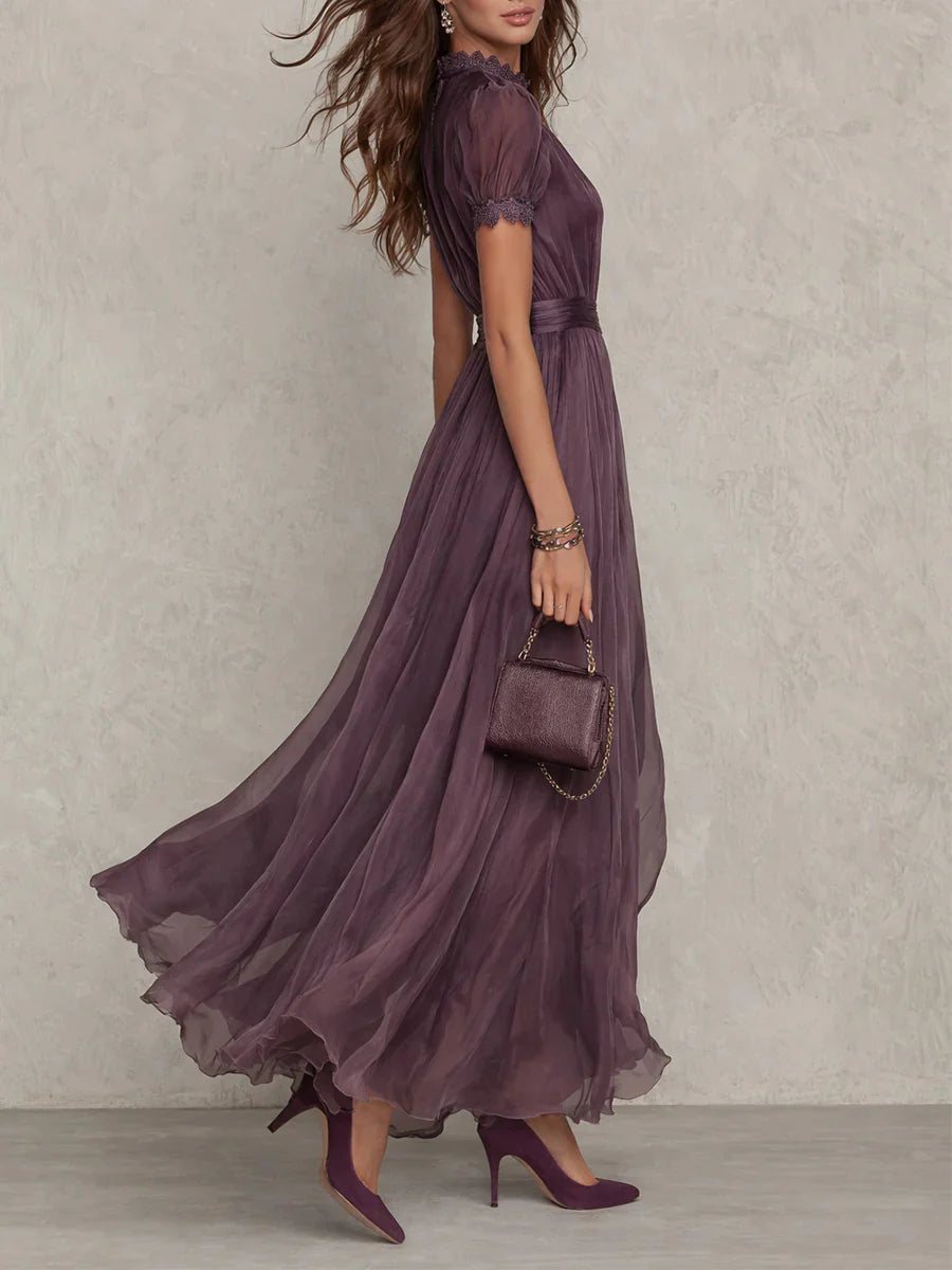 Vestido largo de gasa morado con escote en forma de ojo de cerradura y ribete de encaje.