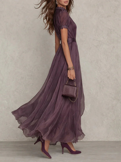 Vestido largo de gasa morado con escote en forma de ojo de cerradura y ribete de encaje.