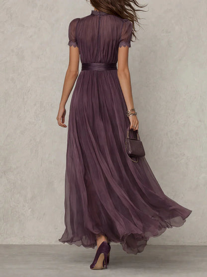 Vestido largo de gasa morado con escote en forma de ojo de cerradura y ribete de encaje.