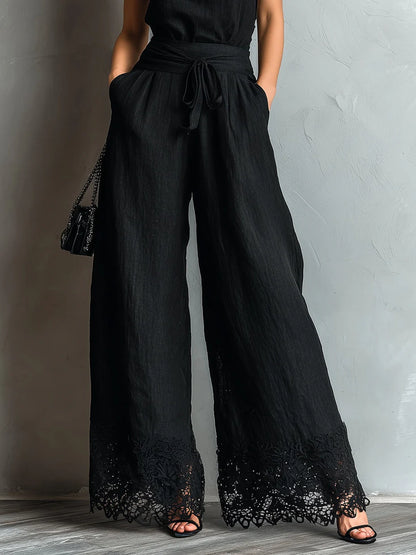 Ensemble gilet noir en coton synthétique à col montant et pantalon large à liseré dentelle et lien.