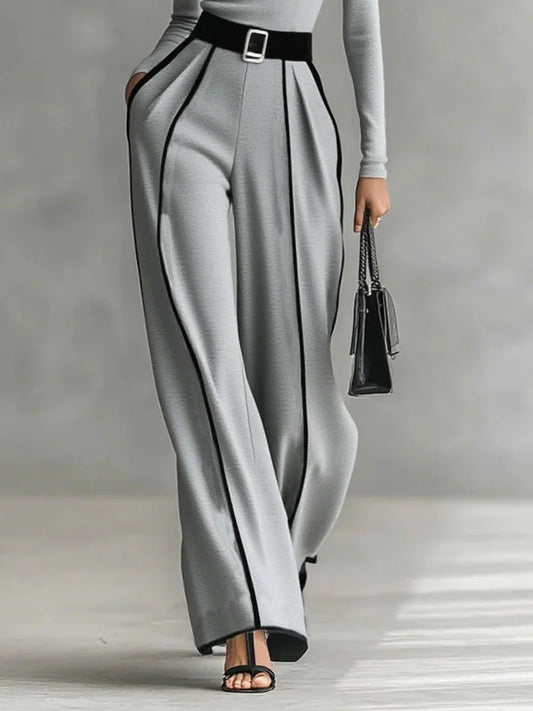 Ensemble crop top blanc à col roulé et manches longues avec pantalon large et ceinture.