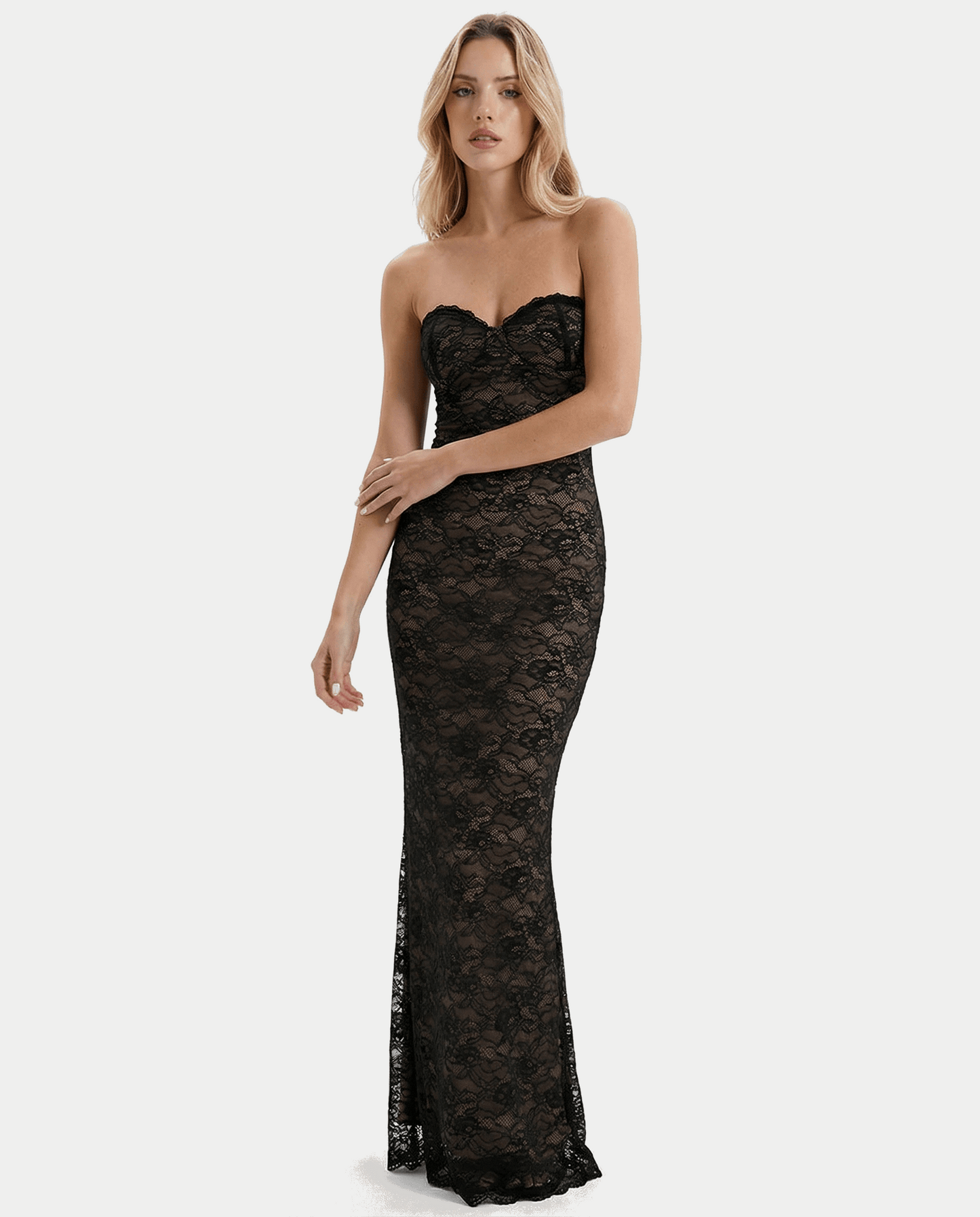 VESTIDO LARGO DE ENCAJE CON ESCOTE CORAZÓN