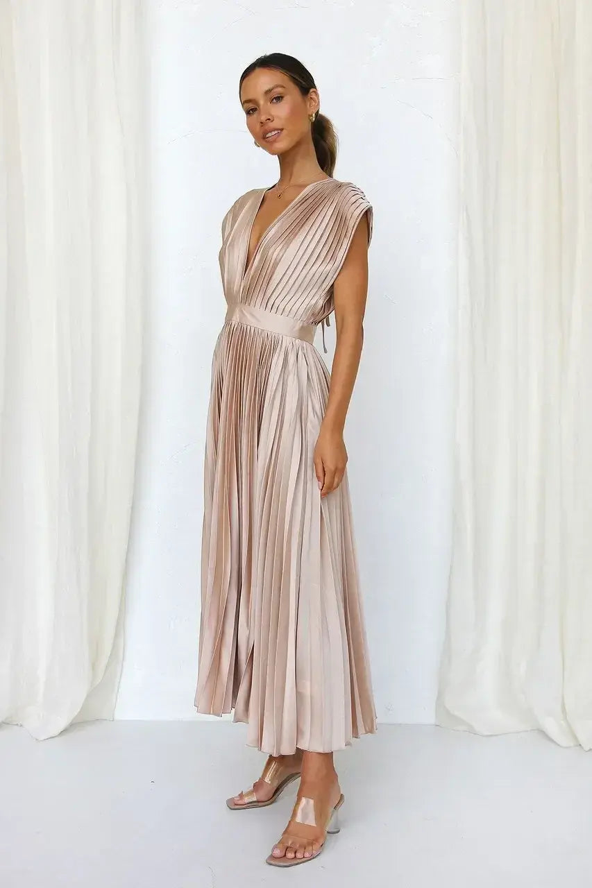 Fada | Vestido plisado con escote profundo