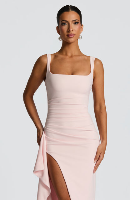 VESTIDO LARGO SATINADO CON ESCOTE CUADRADO Y ABERTURA